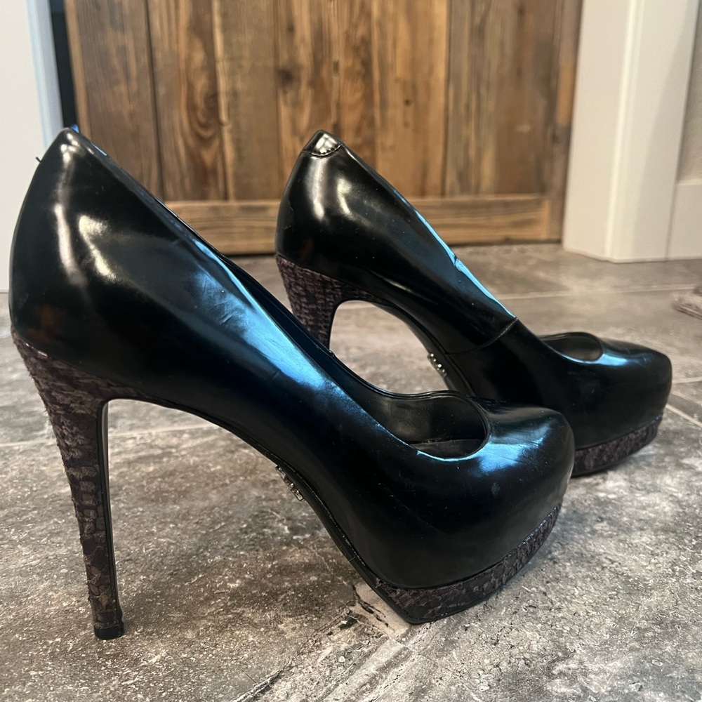 Vera Wang Black heels